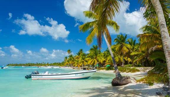 boat-in-caribbean-islands