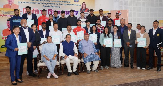 CM Dhami with candidates who received joining letters