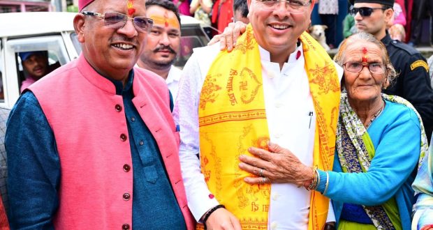 CM Dhami being greeted in Pithoragarh