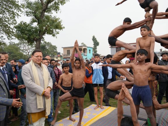 CM Dhami watching Yoga