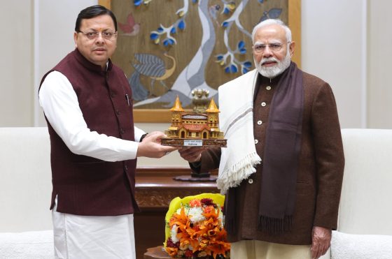 CM Dhami giving replica of Sri Kedarnath Dham to PM Modi