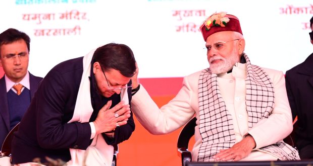 PM Modi patting CM Dhami in Uttarkashi