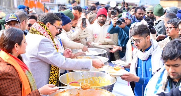 CM Pushkar Singh Dhami distributing Langar at Kedarnath Dham