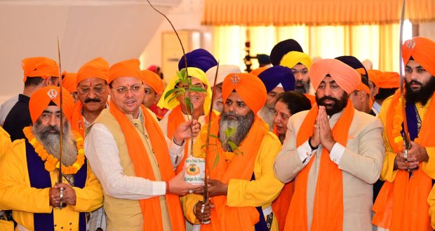 CM Pushkar Singh Dhami honouring Panj Pyare before Governor Lt Gen Gurmeet Singh in Rishikesh