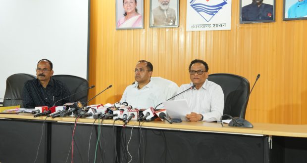 Secretary Shailesh Bagauli and Dilip Jawalkar briefing about cabinet decision