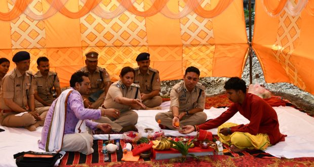 Kumaon IG and Nainital SSP laying foundation stone of Banbhulpura Police station Nainital