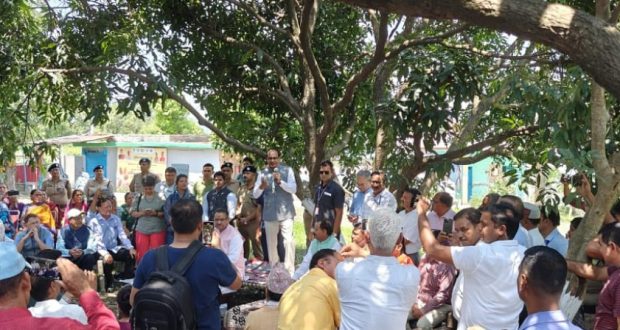 Shivraj singh chouhan participating in kisan choupal