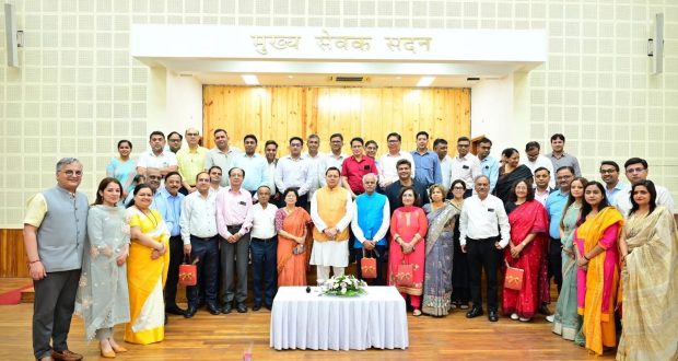 CM Pushkar Singh Dhami along with doctors on Doctors day
