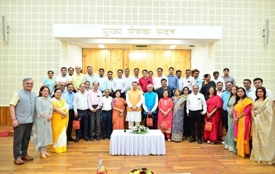 CM Pushkar Singh Dhami along with doctors on Doctors day