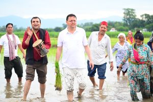 CM Pushkar Singh Dhami sow paddy plants amid the sound of Hudkiya bol