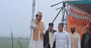 Dr Dhan Singh Rawat hoist tricolor at Bhararisain, Chamoli