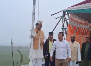 Dr Dhan Singh Rawat hoist tricolor at Bhararisain, Chamoli