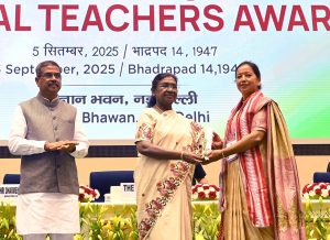 Dr Manju Bala receiving awards from President Draupadi Murmu