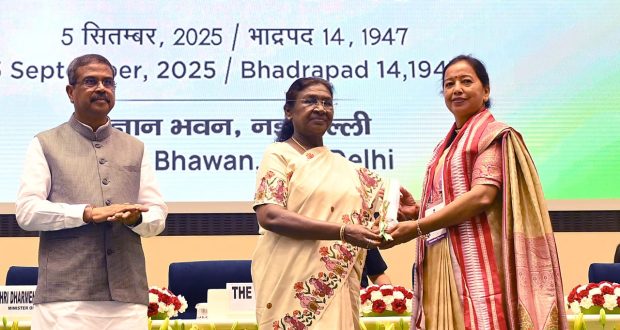 Dr Manju Bala receiving awards from President Draupadi Murmu
