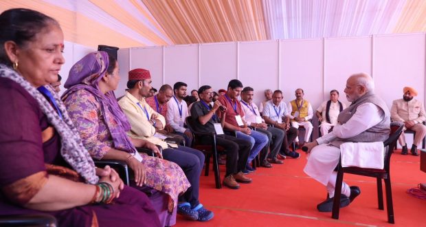 PM Modi meeting with disaster affected people at jolly grant Airport Dehradun
