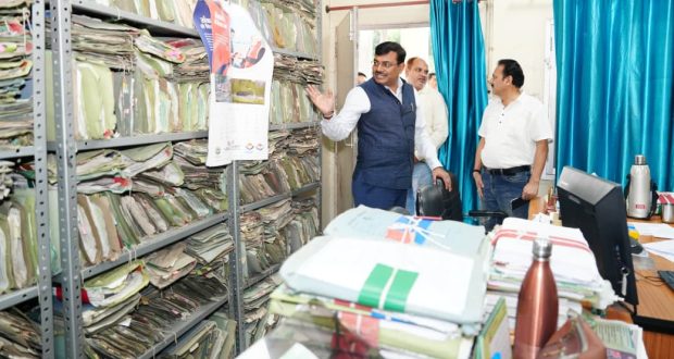 Chief Secretary Anand Bardhan surprise inspection in secretariat