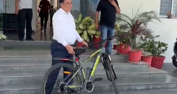 DG DIPR came to office by bicycle